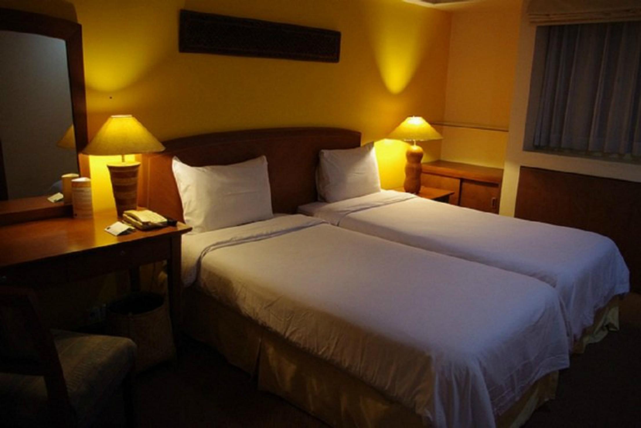 Grand Tropic Suites Hotel Surabaya Exterior photo