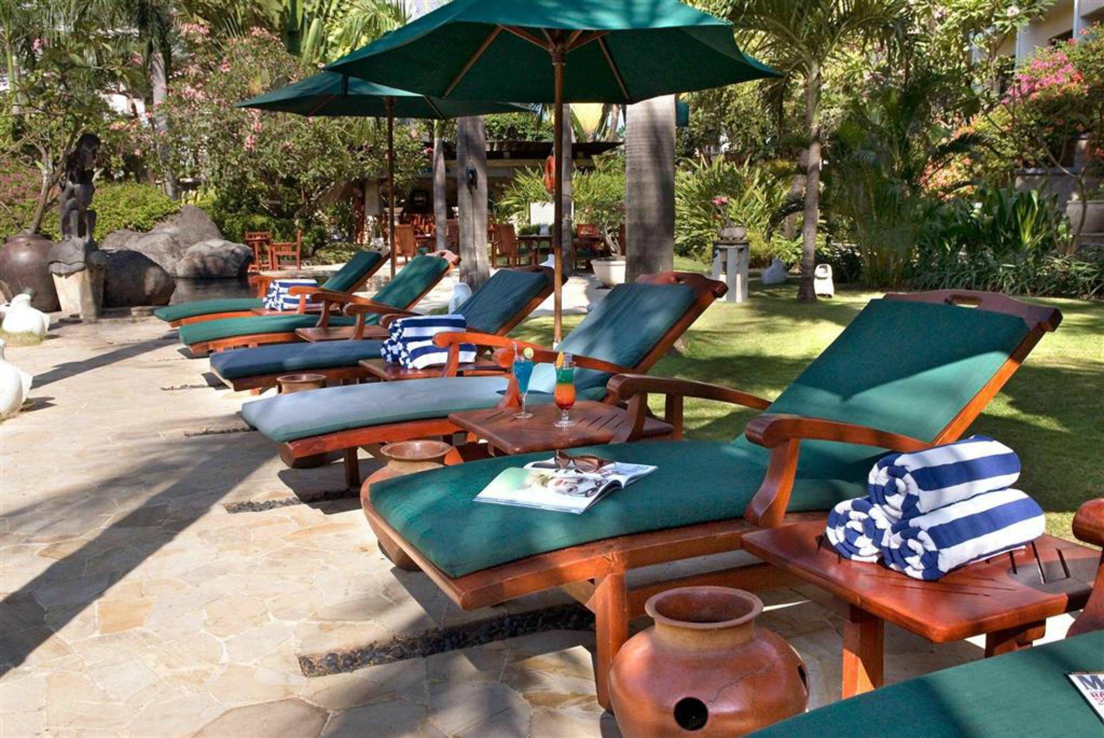 Grand Tropic Suites Hotel Surabaya Exterior photo